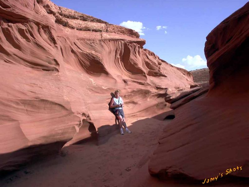 Josiane NECKEBROCK  l'entre du Canyon d'Antelope, le 03 juin 2003.