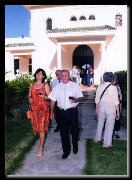 Yanita et Christian Delpias dans les jardins du Consulat de France