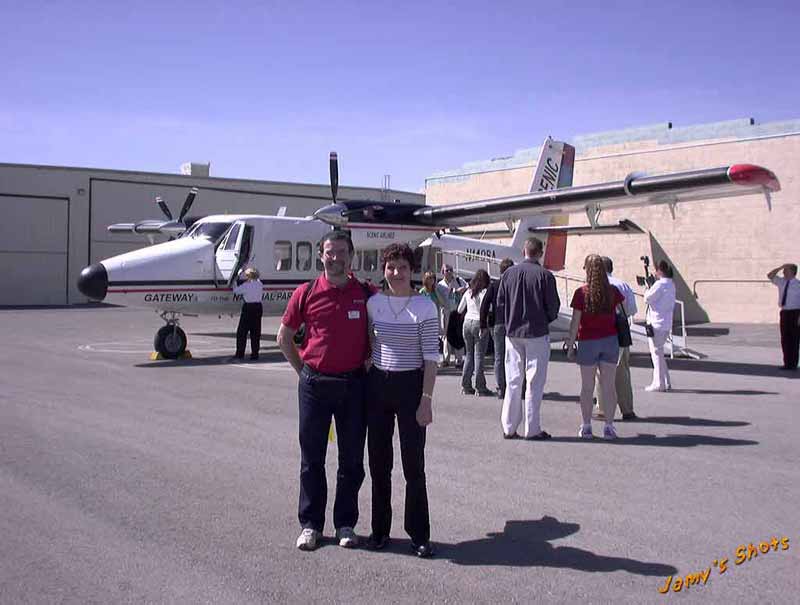 Guy et Genevive a l'embarquement du survol du Grand Canyon le 11 Mars 2003.