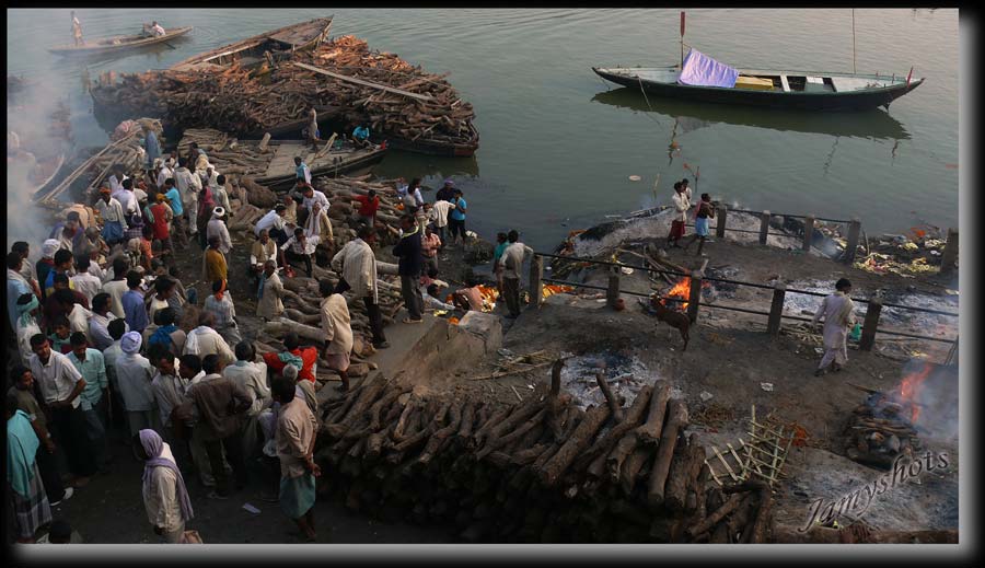 A Benares sur les rives du Gande. Incinrations