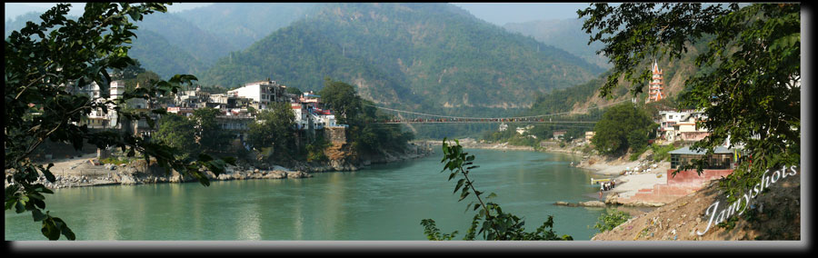 Le Gange  Rishikesh. Une vue sur le pont Nord