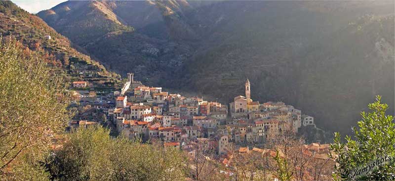Vue panoramique du superbe village de luceram